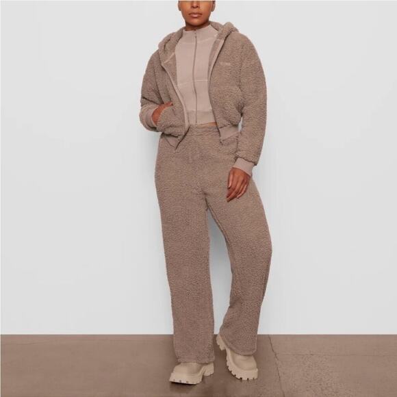 Skims Teddy High Pile Sherpa Fleece Straight Leg Pants - Picture 1 of 8